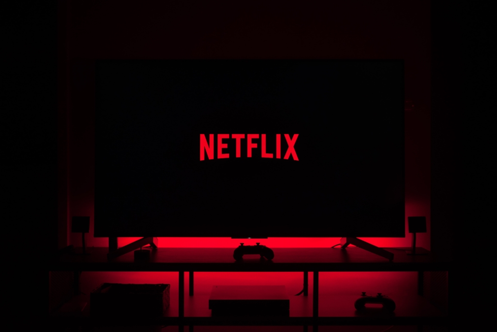 Televisor con logo de Netflix